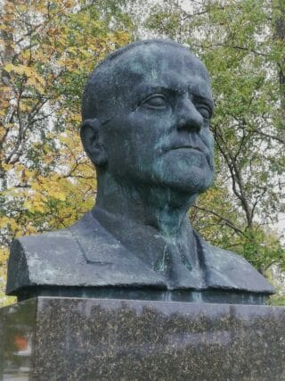 Aimo Tukiainen: Kauppaneuvos Evald Vainio. Rintakuva