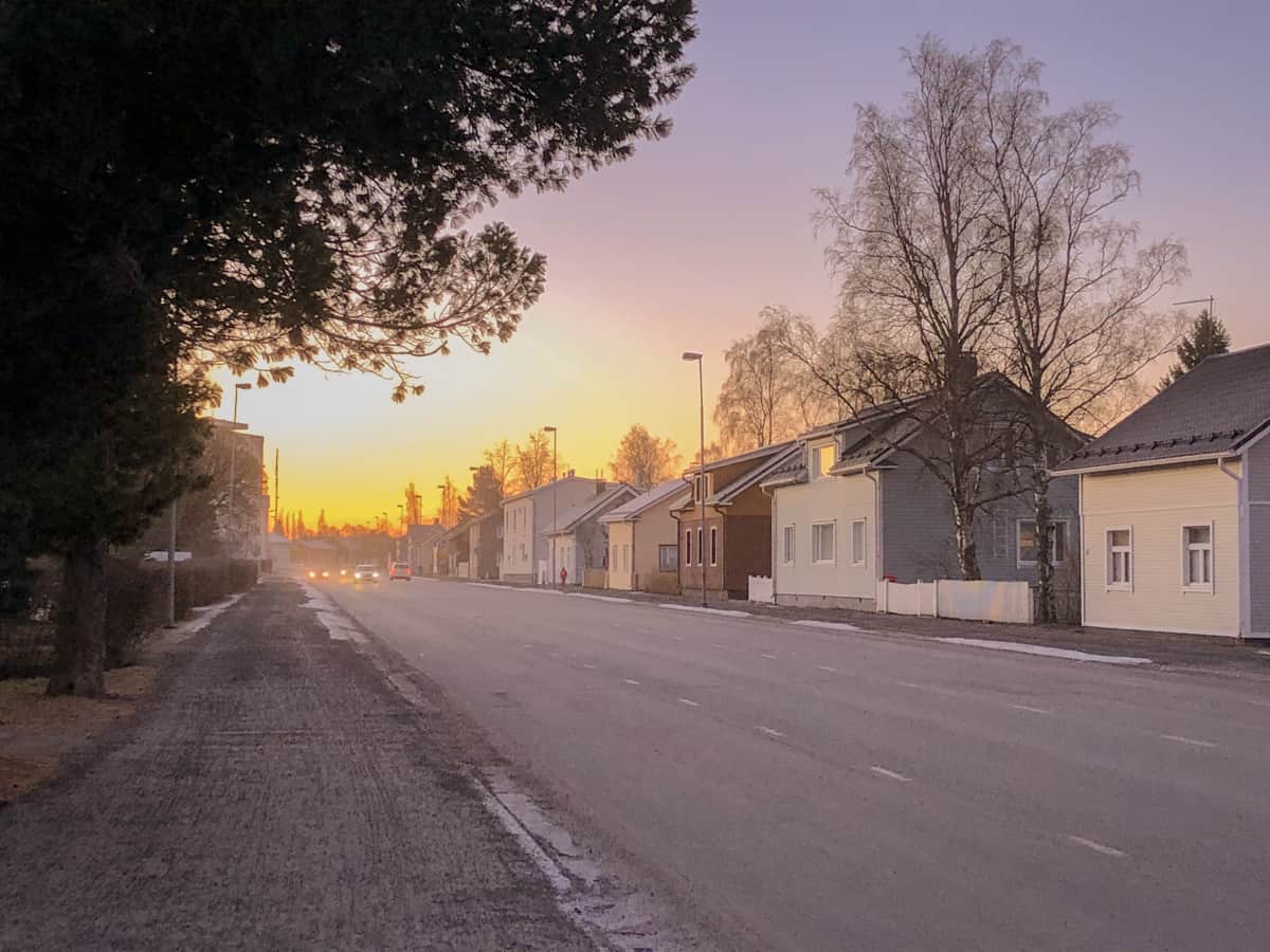 Näkymä kadulle, jossa hiekotushiekkaa