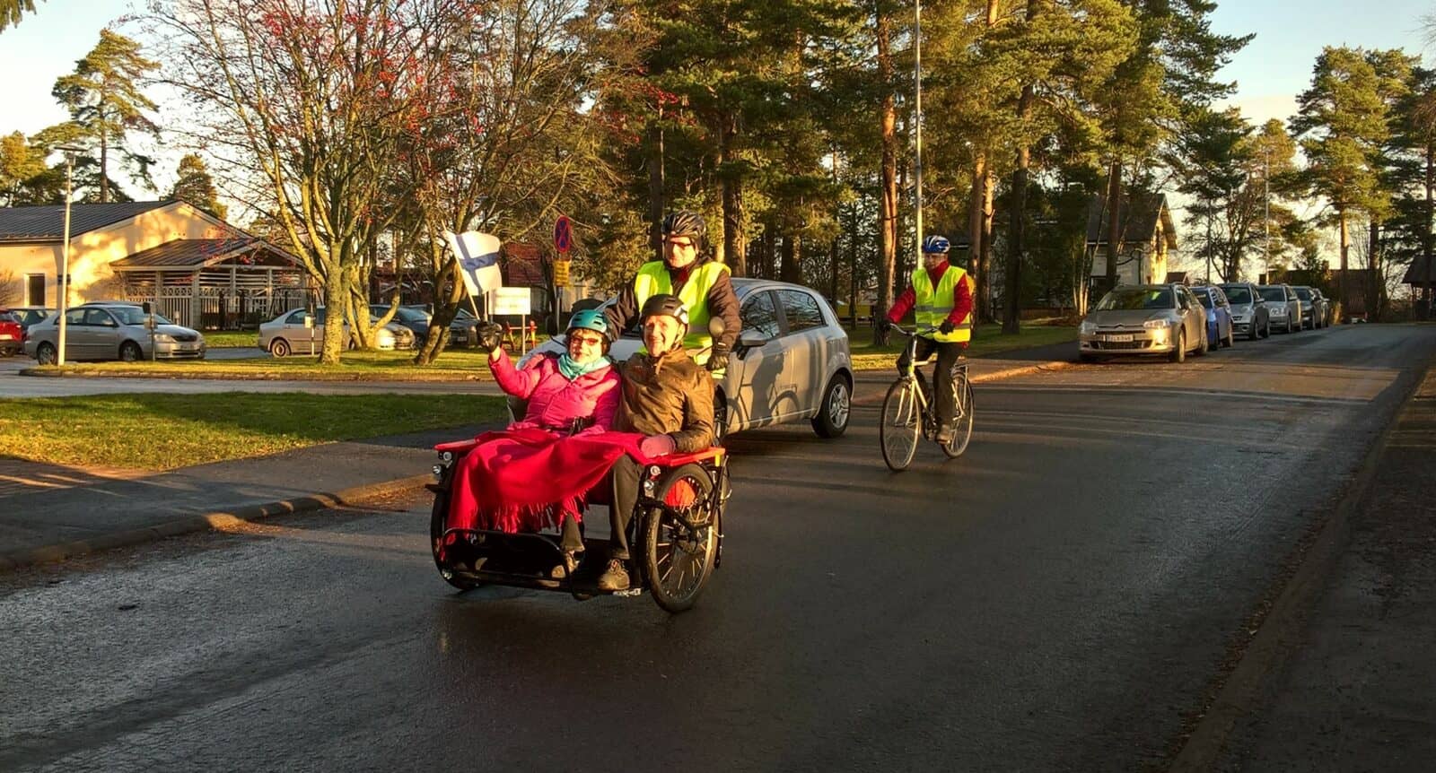 Kaksi vanhusta punaisen riksapyörän kyydissä