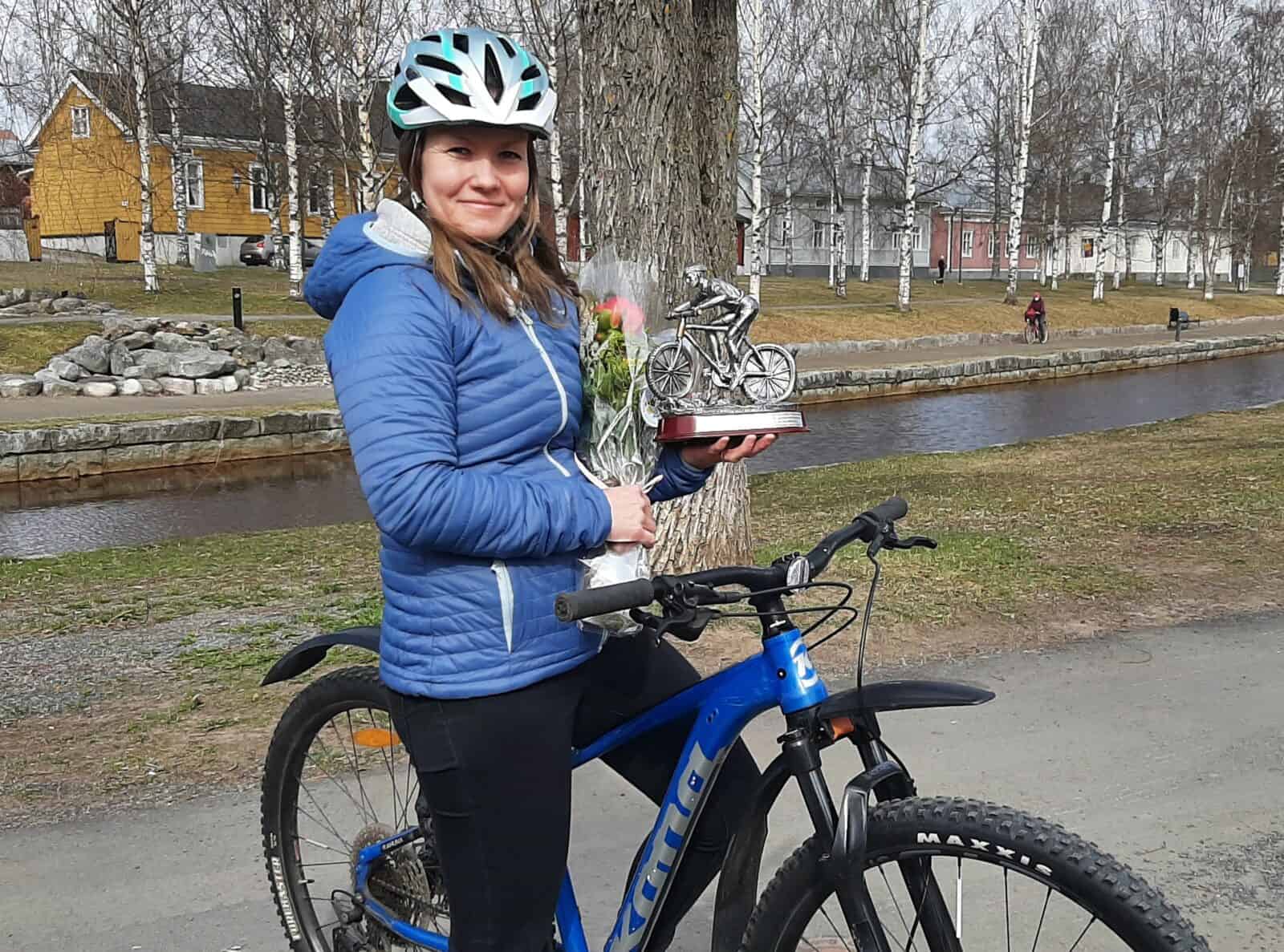 Årets cykelpendlare med cykeln och priser bredvid Sundet i Karlebby