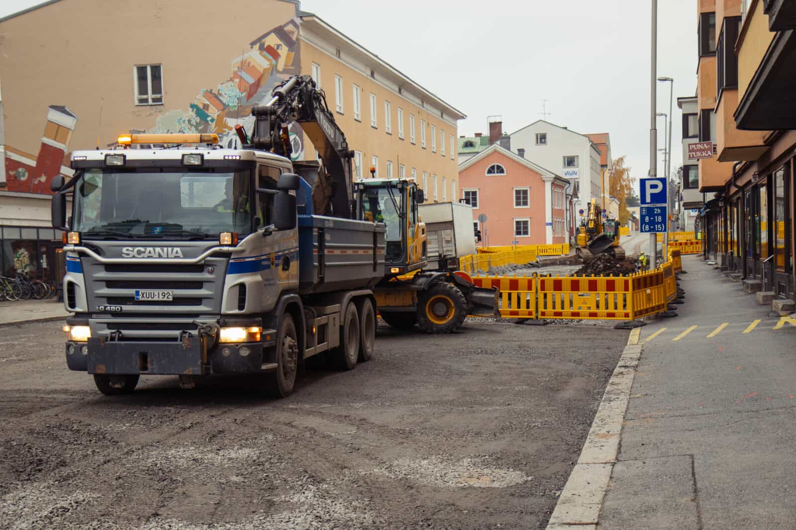 Tietyömaa Pitkänsillankadulla. Kadulta on kuorittu asvaltti pois, ja työkoneet ovat käynnissä.