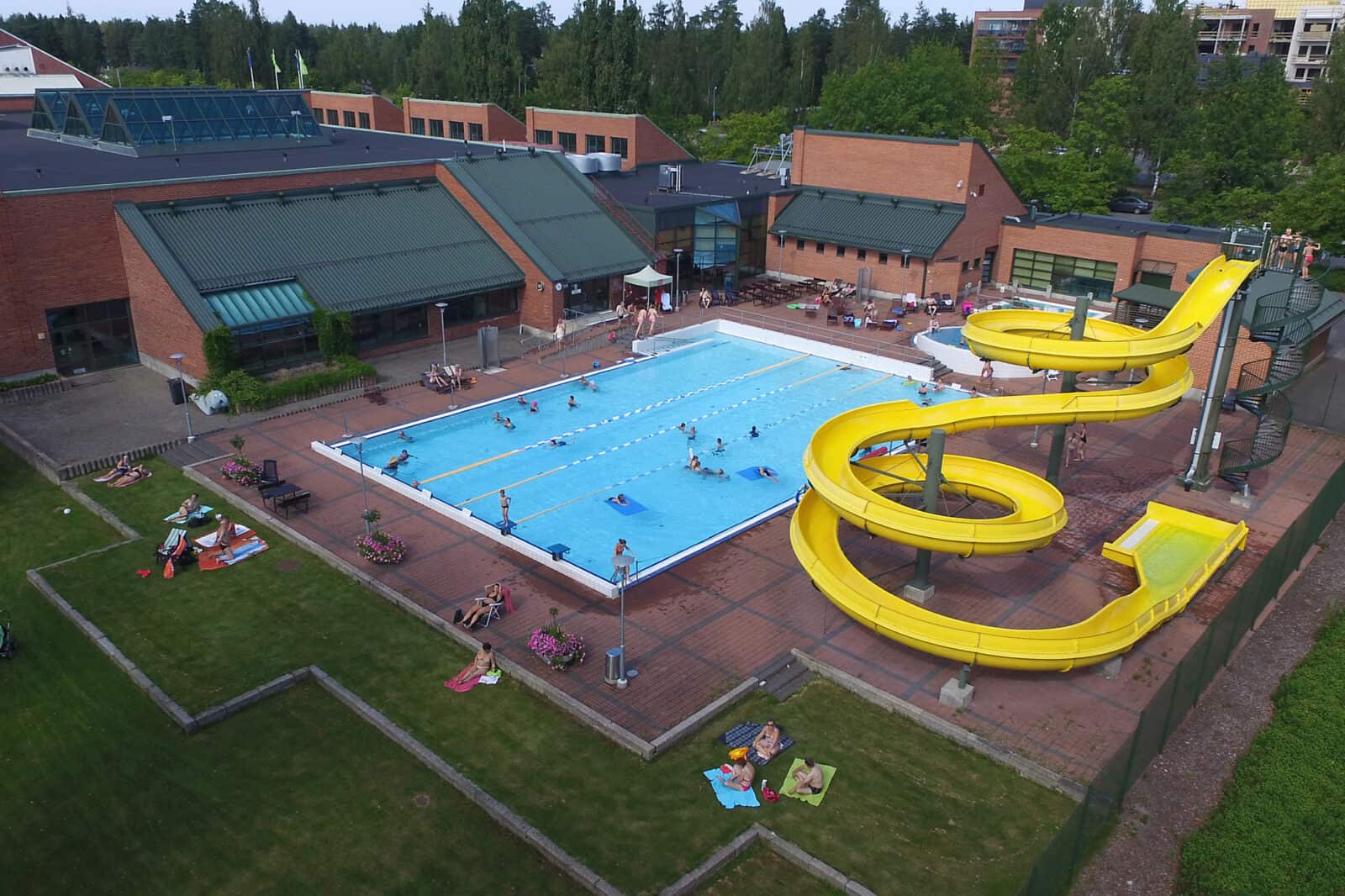VesiVeijari ulkoaltaat ja keltainen vesiliukumäki