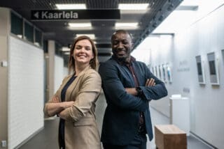 Kvinnan och mannen ler i stadshusets korridor