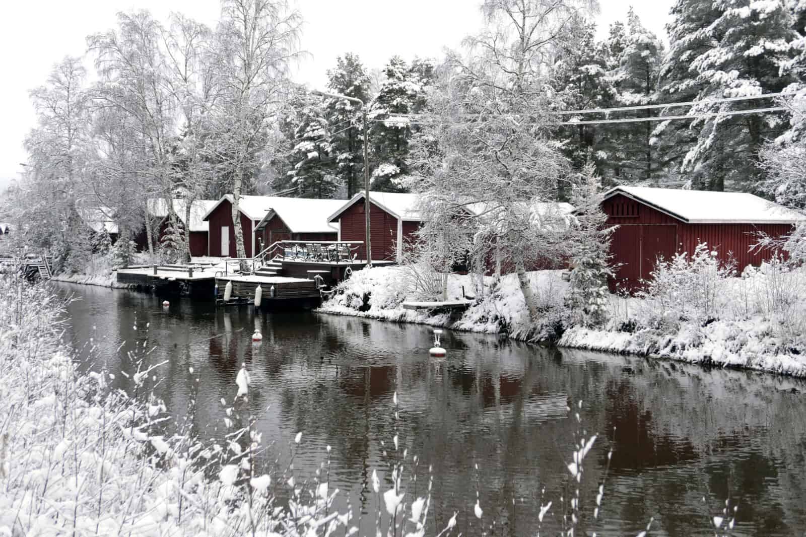Kuvassa luminen Suntin ranta ja venevajat.