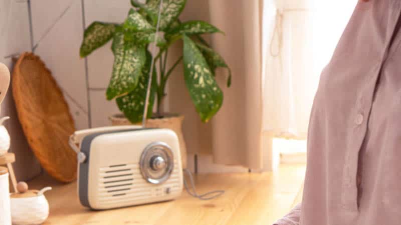 Keittiön pöydällä on valkoinen radio