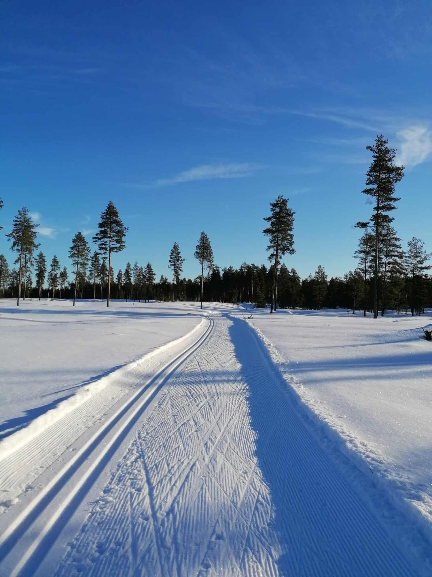 Aurinkoinen hiihtolatu