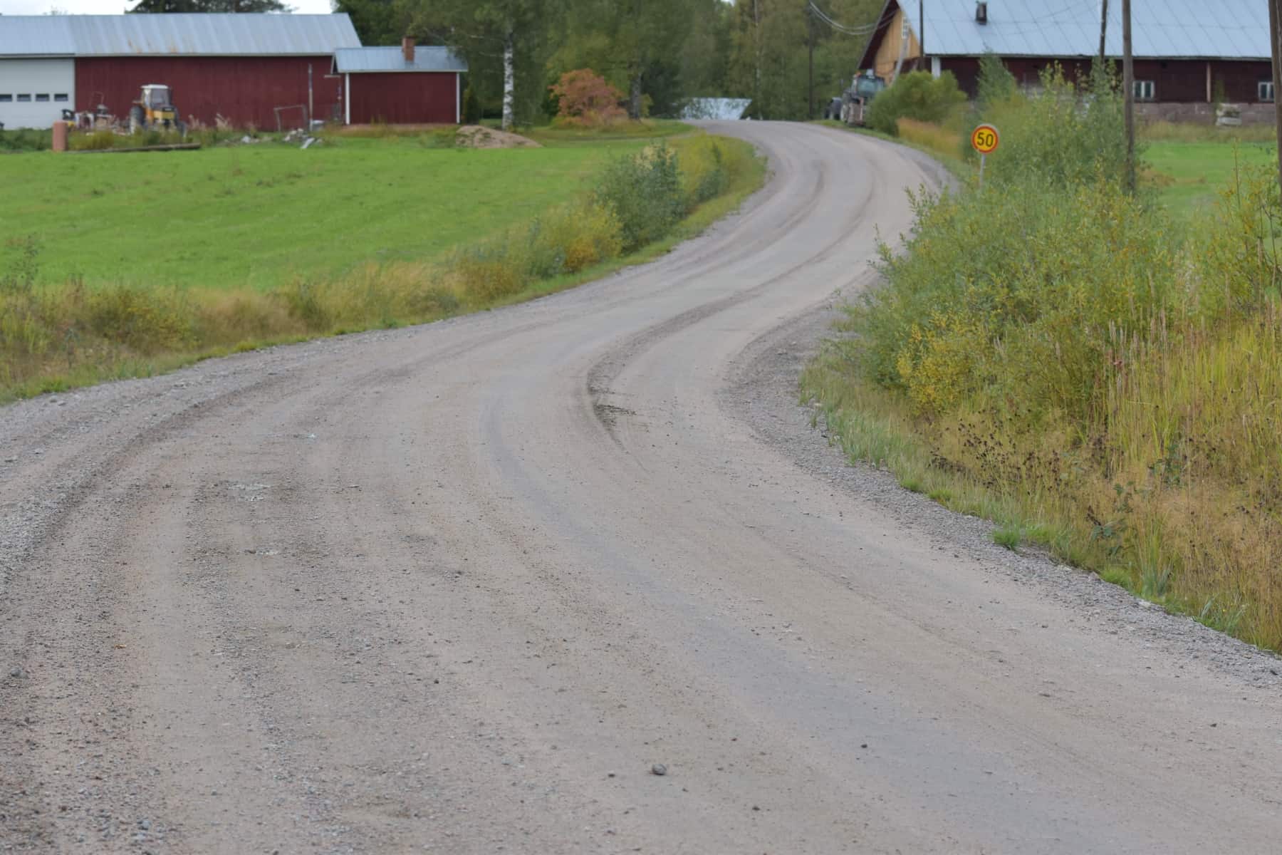 Soratie kaartuu edessä näkyvien punamultaisten rakennusten välitse