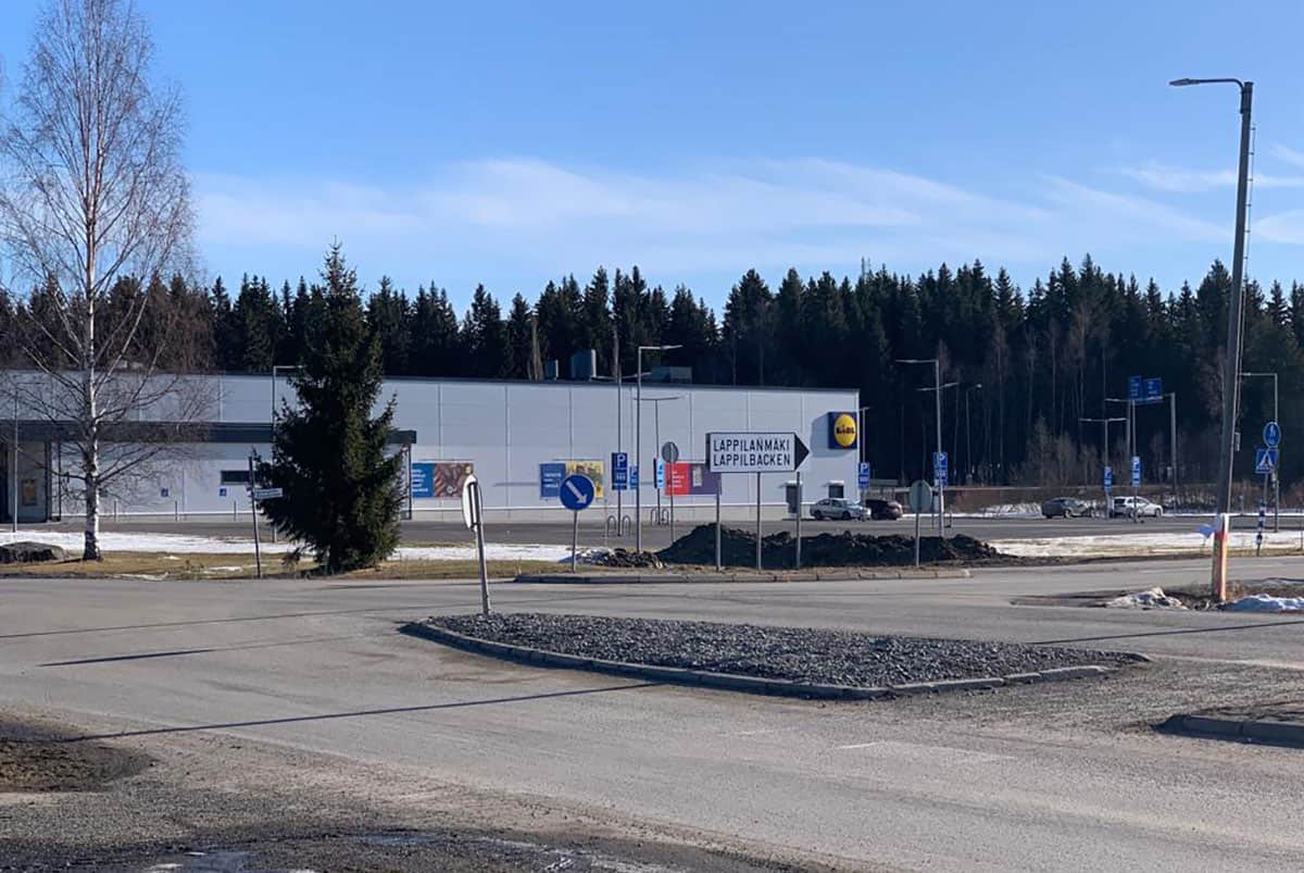 Ouluntien ja Lappilanmäen ristelysalue, taustalla Intiaanikylän Lidl.