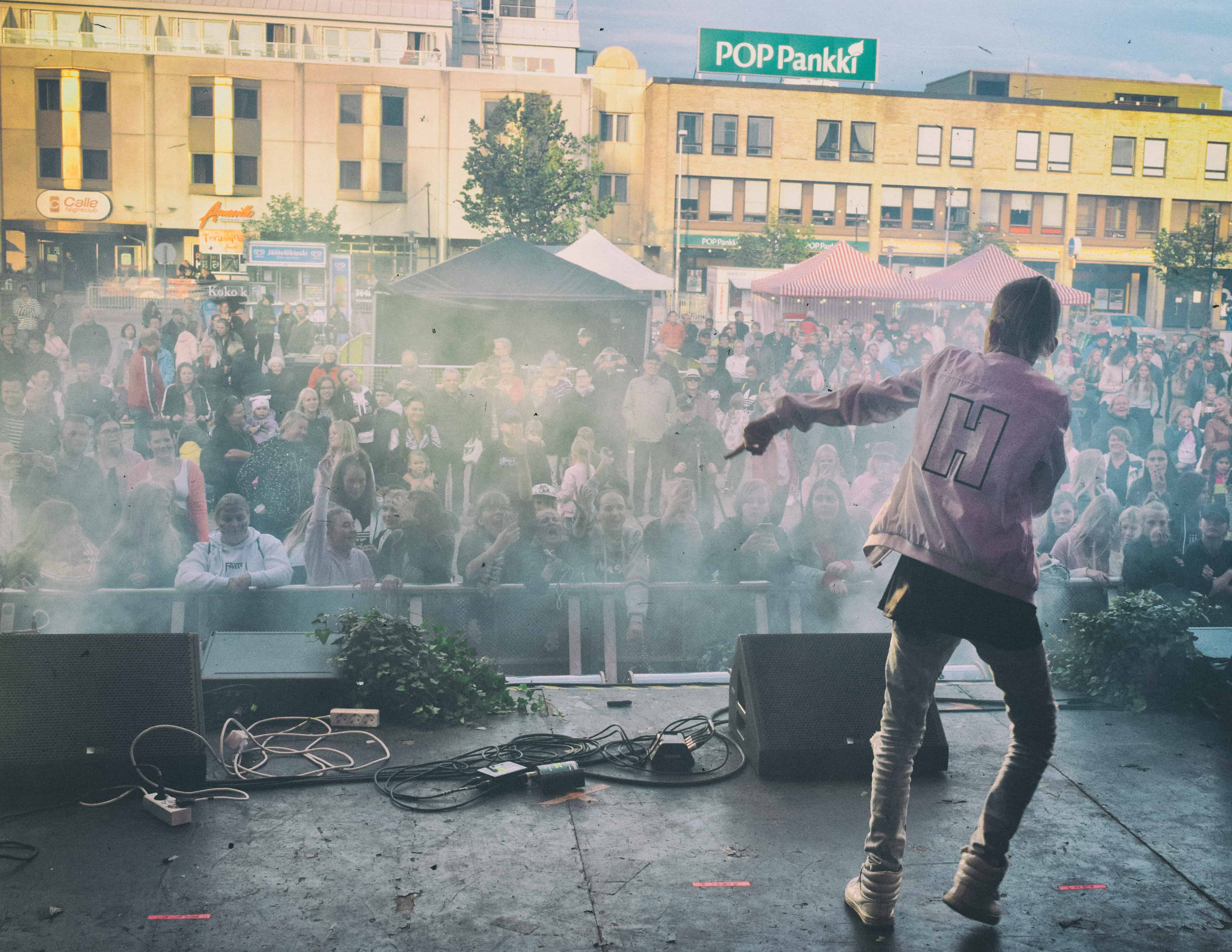 konsertti ja yleisöä torilla