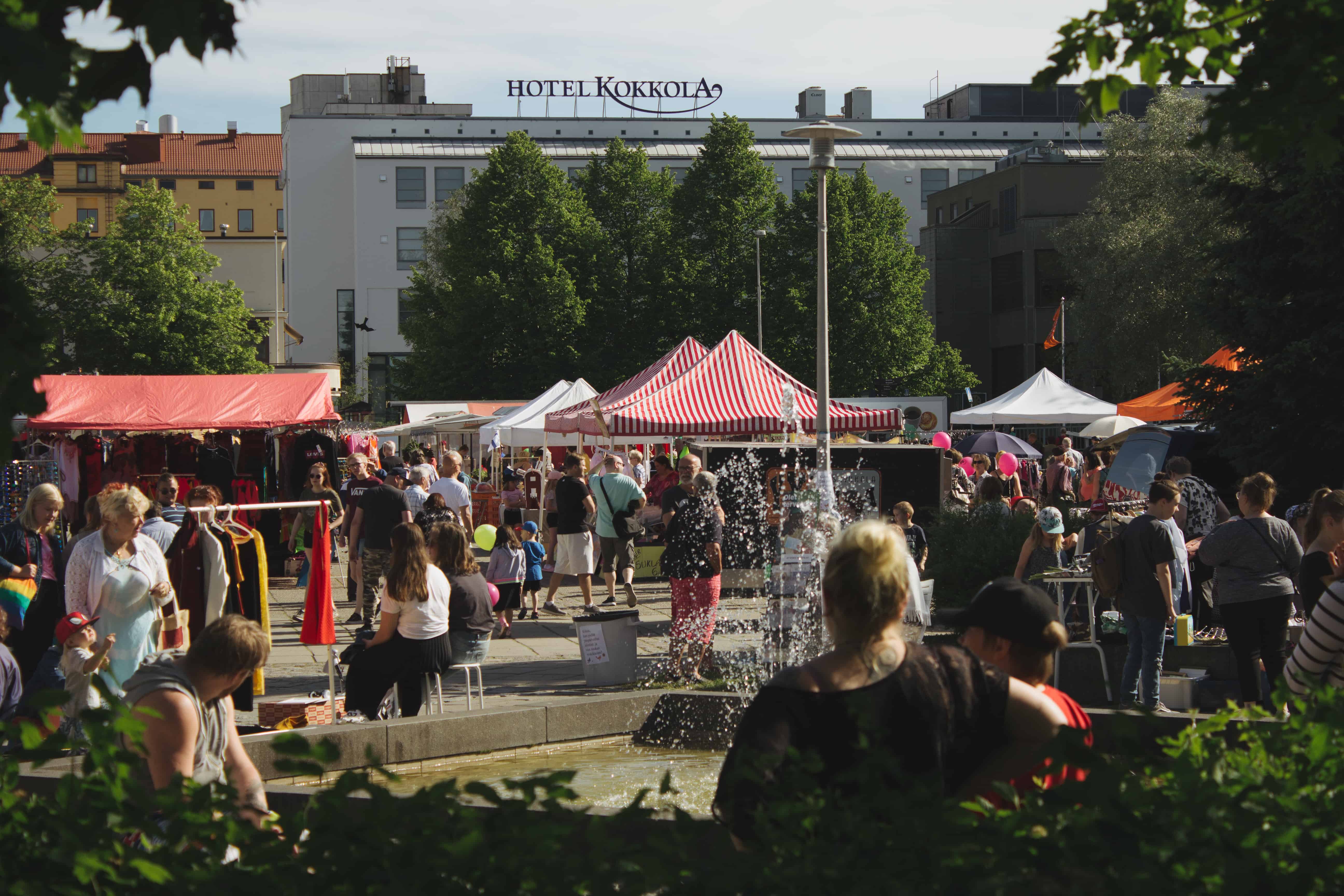 Ihmisiä Iltatorilla