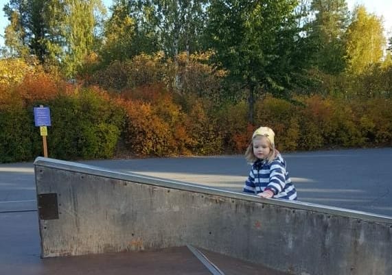 Lapsi kurkistaa skeittirampilta