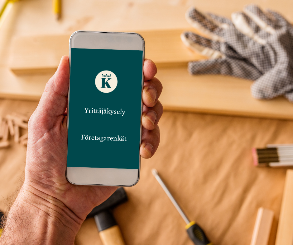Rakentaja pitelee matkapuhelinta kädessään