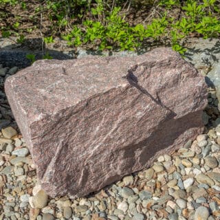Det rödaktiga provblocket på Kieppis bergartutställning.