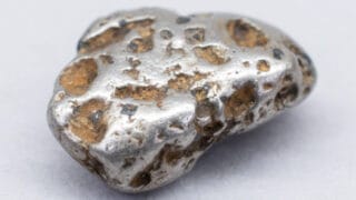 Platinaprov i Viljo Nissinens mineralsamling.