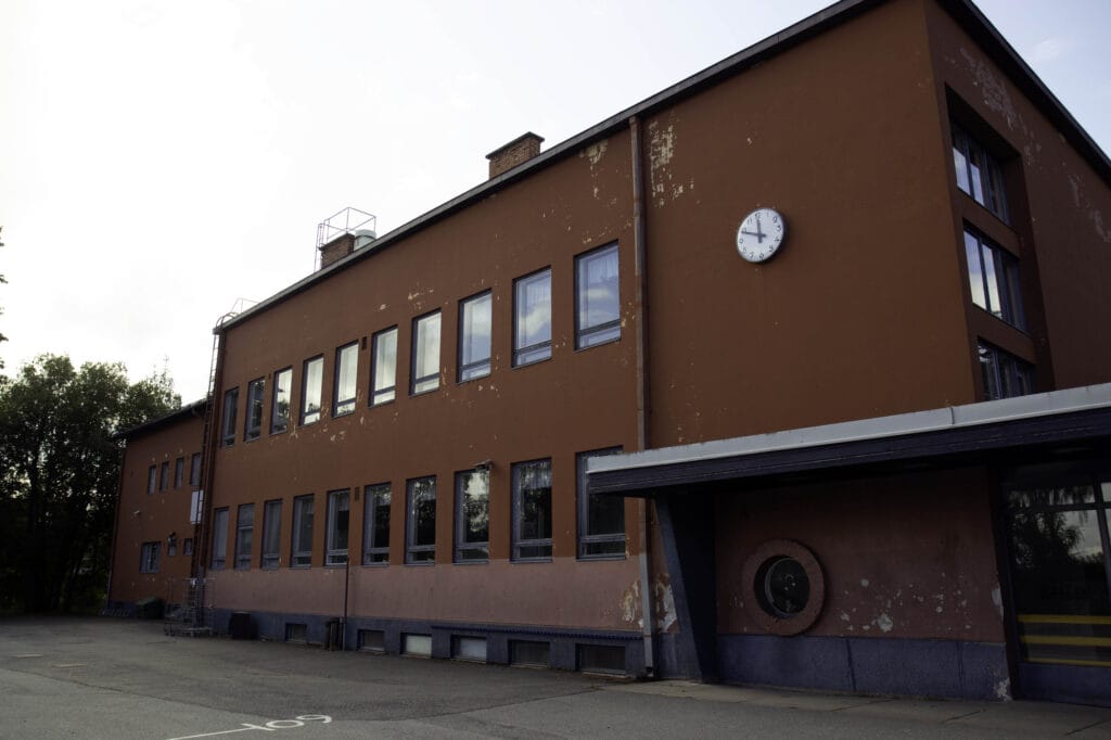 Jokilaakson koulun punatiilinen koulurakennus