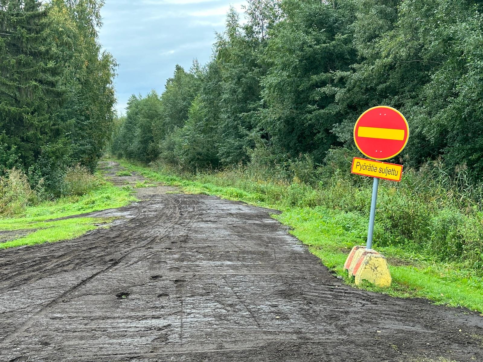 Maisemoitu pyörätie, ajokielto-liikennemerkki