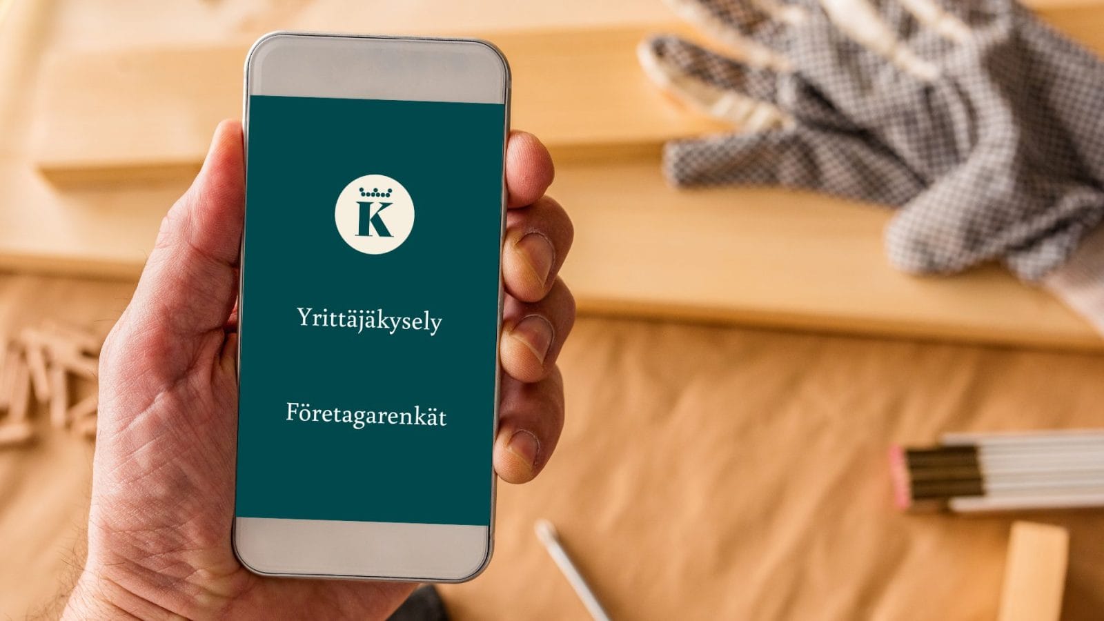 henkilö pitää älypuhelinta kädessään