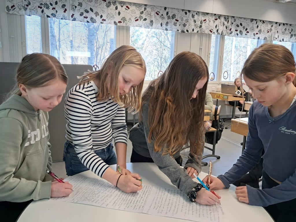 Oppilaat tekmässä koululehteä