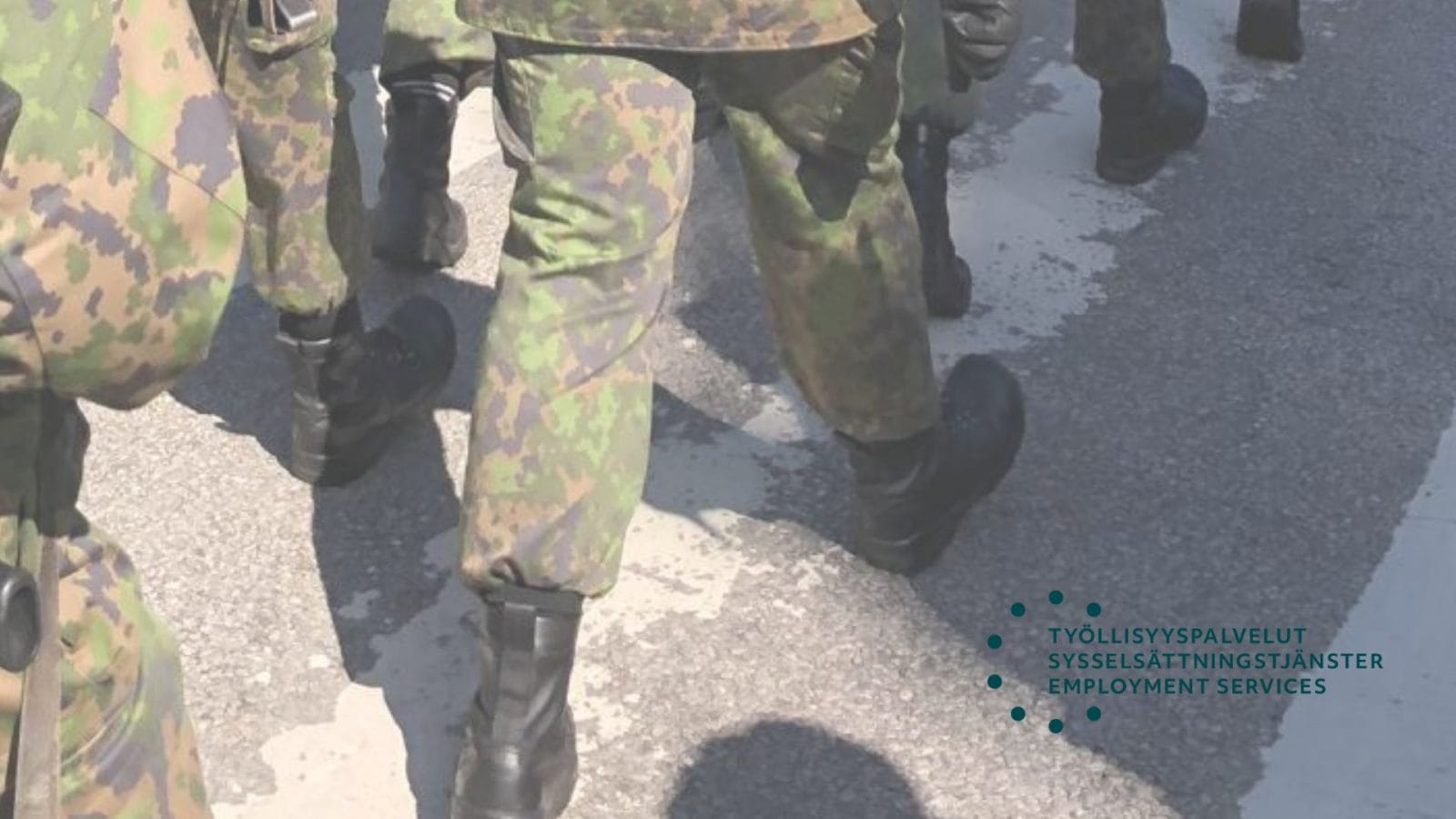 varusmiehiä marssilla