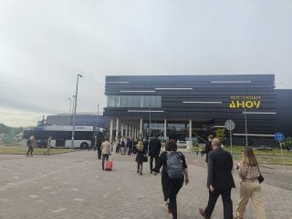 ihmisiä menossa rakennukseen