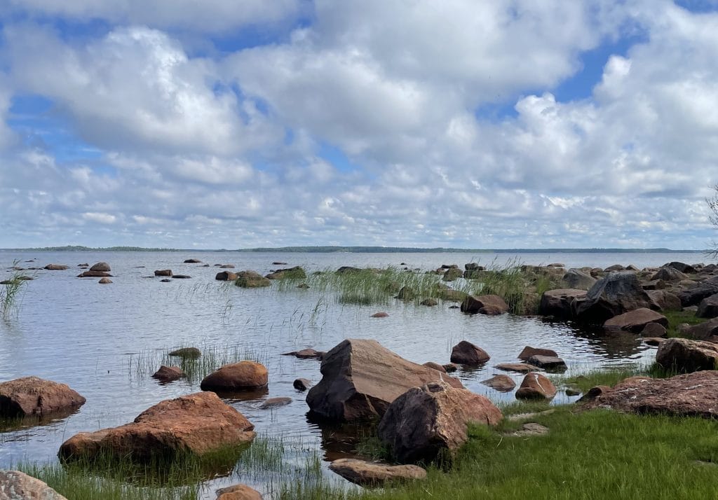 Kivikkoista rantamaisemaa.