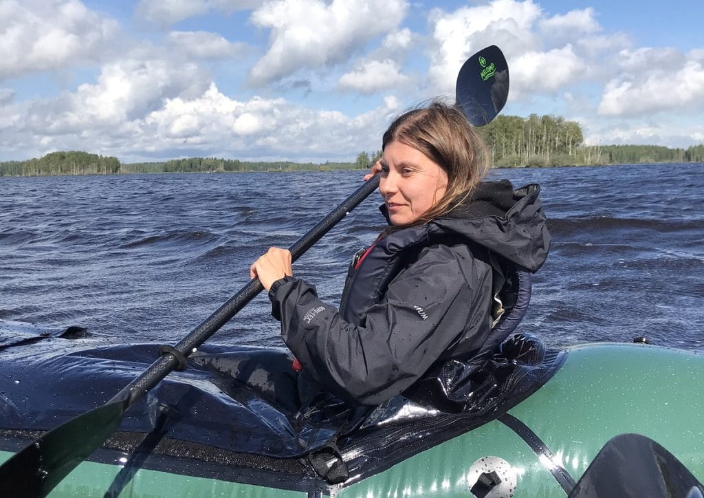 Meloja ilmatäytteisellä kajakilla aaltoilevalla järvellä.