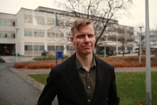Hannu-Pekka Pukema framför Karleby stadshus