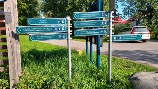 Polun alussa olevat viittaopasteet ovat kahdessa erillisessä tolpassa. Viitat opastavat luontopoluille ja lintutorneille.