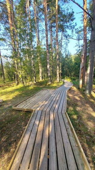 Breddning på stigens vänstra sida.