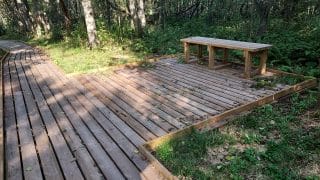 Levennys polun oikealla puolella. Levennyksessä on penkki. Penkissä ei ole kaiteita.