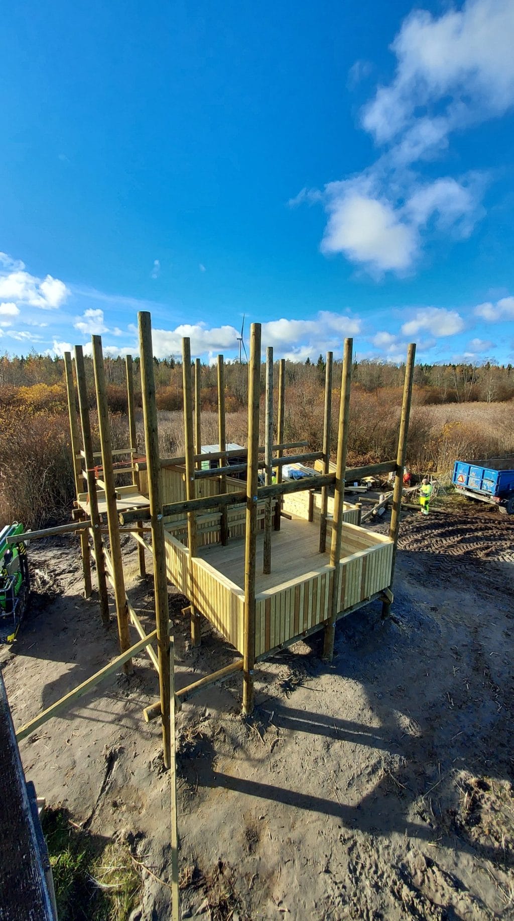 Rummelön lintutronin rakennustöitä kuvattuna vanhasta tornista ylhäältäpäin.