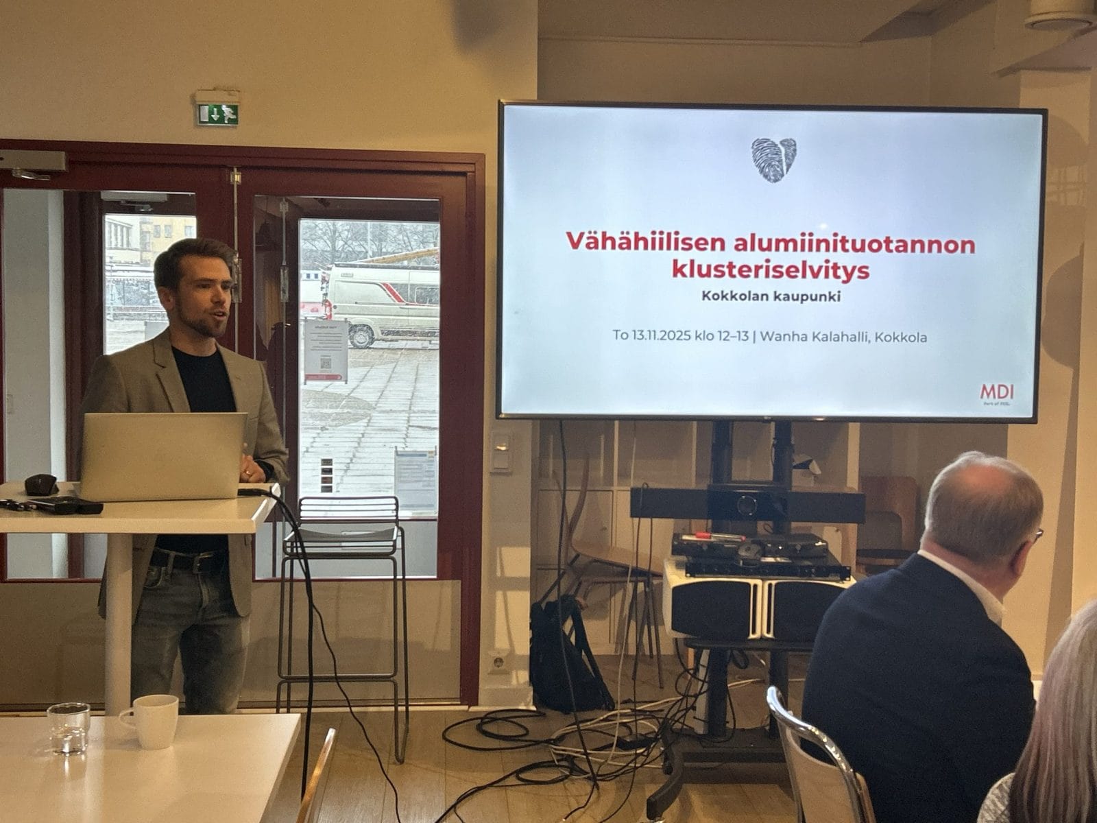 Valtteri Laasonen från MDI presenterar klusterutredningen.