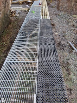 Metalliritilä, jonka reunassa kumimattoa.