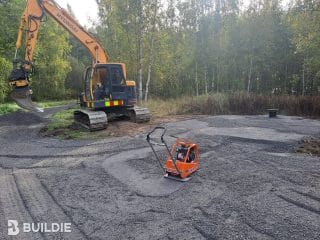 Kaivinkone ja maantiivistäjä Isokarin luontopolun alussa tulevan käymälän kohdalla.