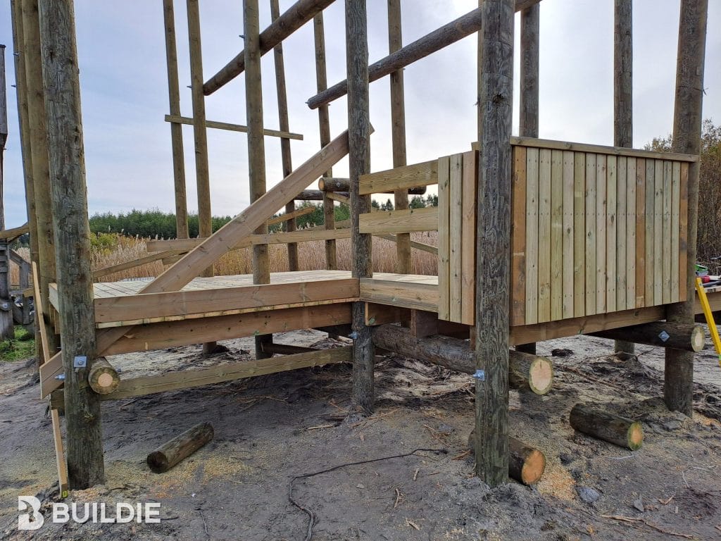 Tornin alin kerros on rakennettu.