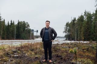 henkilö seisoo tien varressa