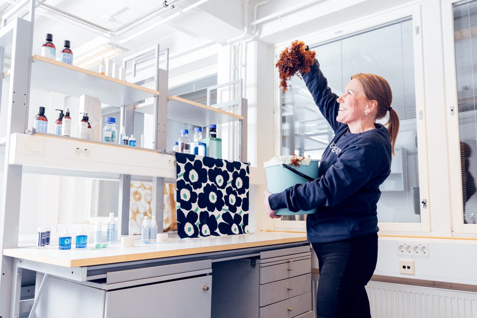 henkilö laboratoriossa