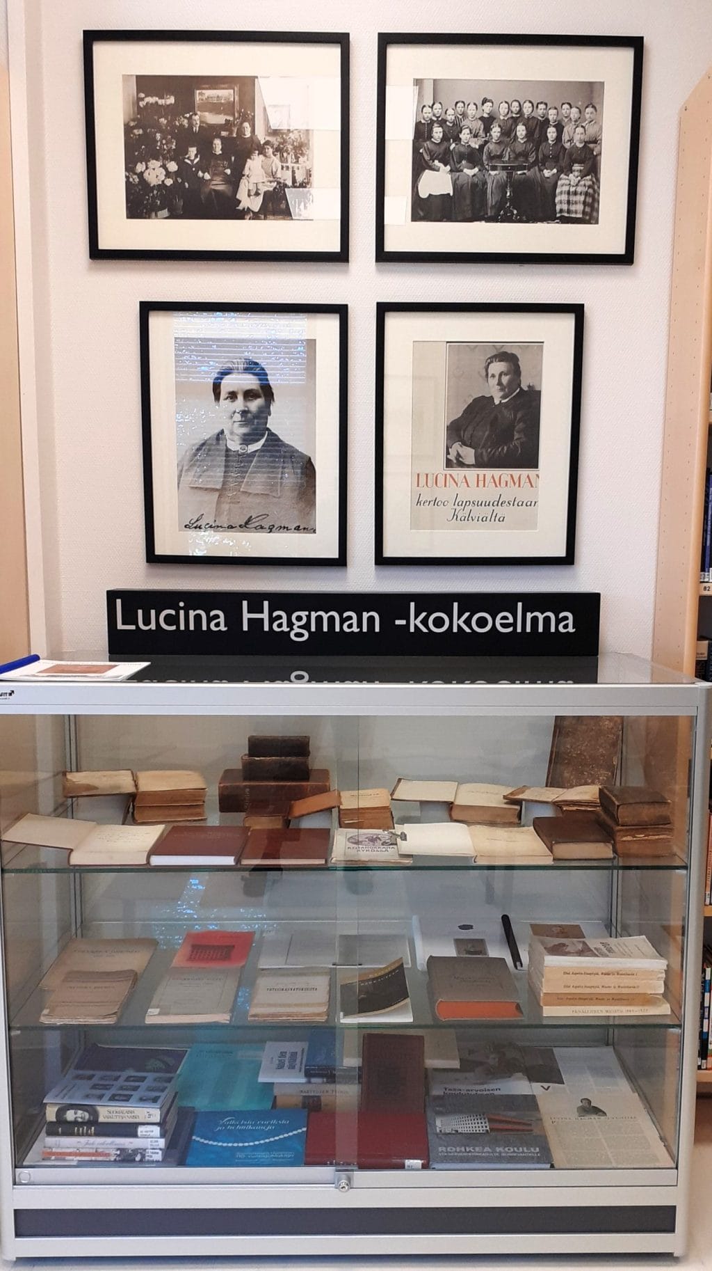 Neljä valokuvaa ja vitriini