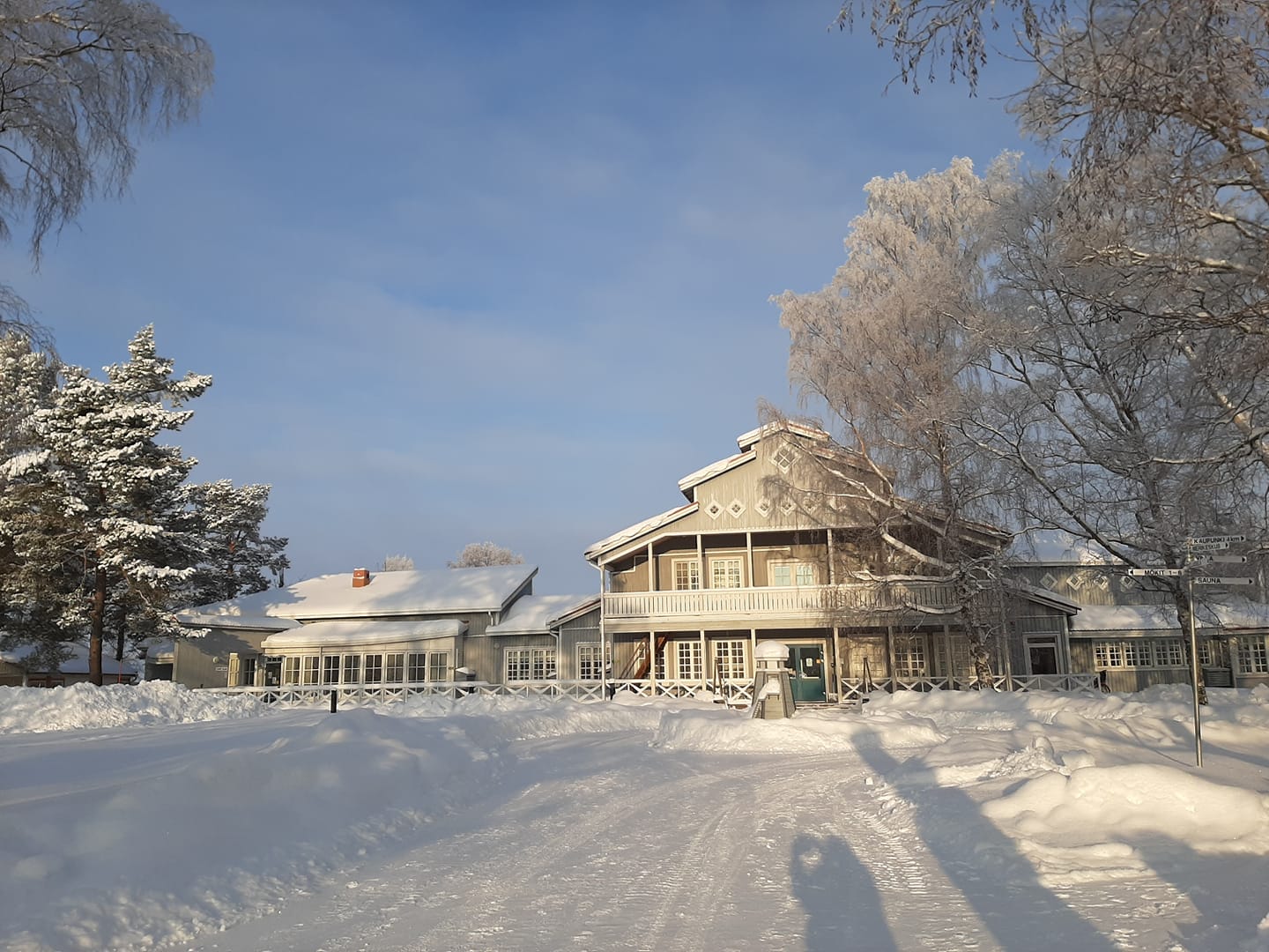 Talvinen aurinko paistaa, taustalla näkyy nuorisokeskus Villa Elban päärakennus