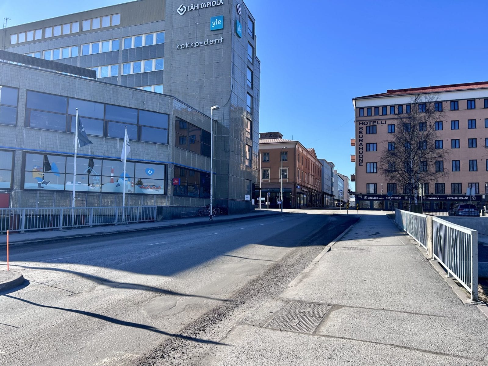 Aurinkoinen kevätpäivä Torikadun sillalla.