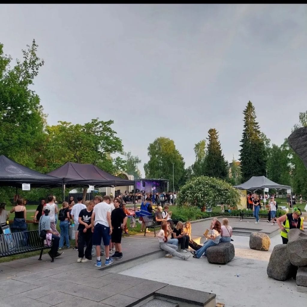 Nuorta yleisöä puistotapahtumassa