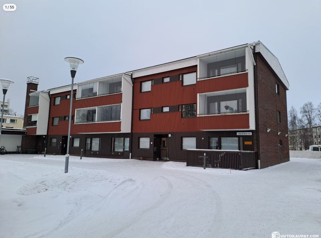 Punatiilinen, kolmekerroksinen kerrostalo ulkokuvassa