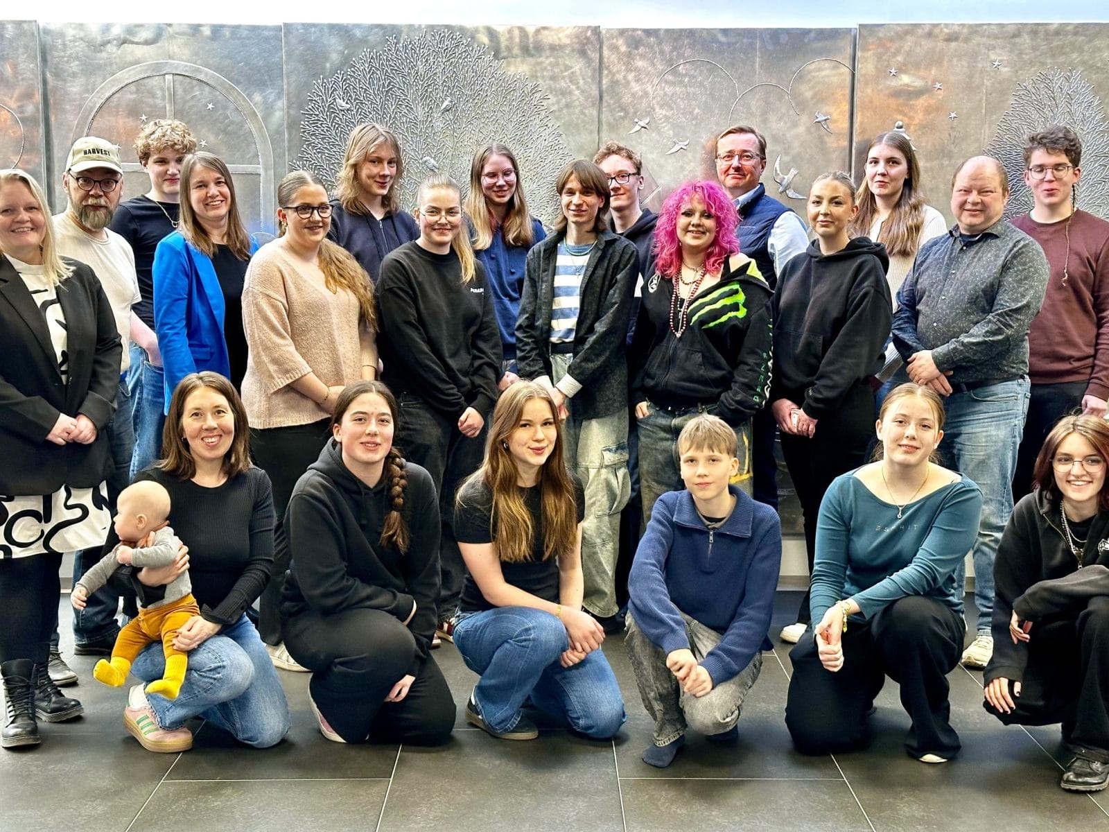 Ryhmäkuva Kokkolan nuorisovaltuustosta sekä osasta kummivaltuutetuista.