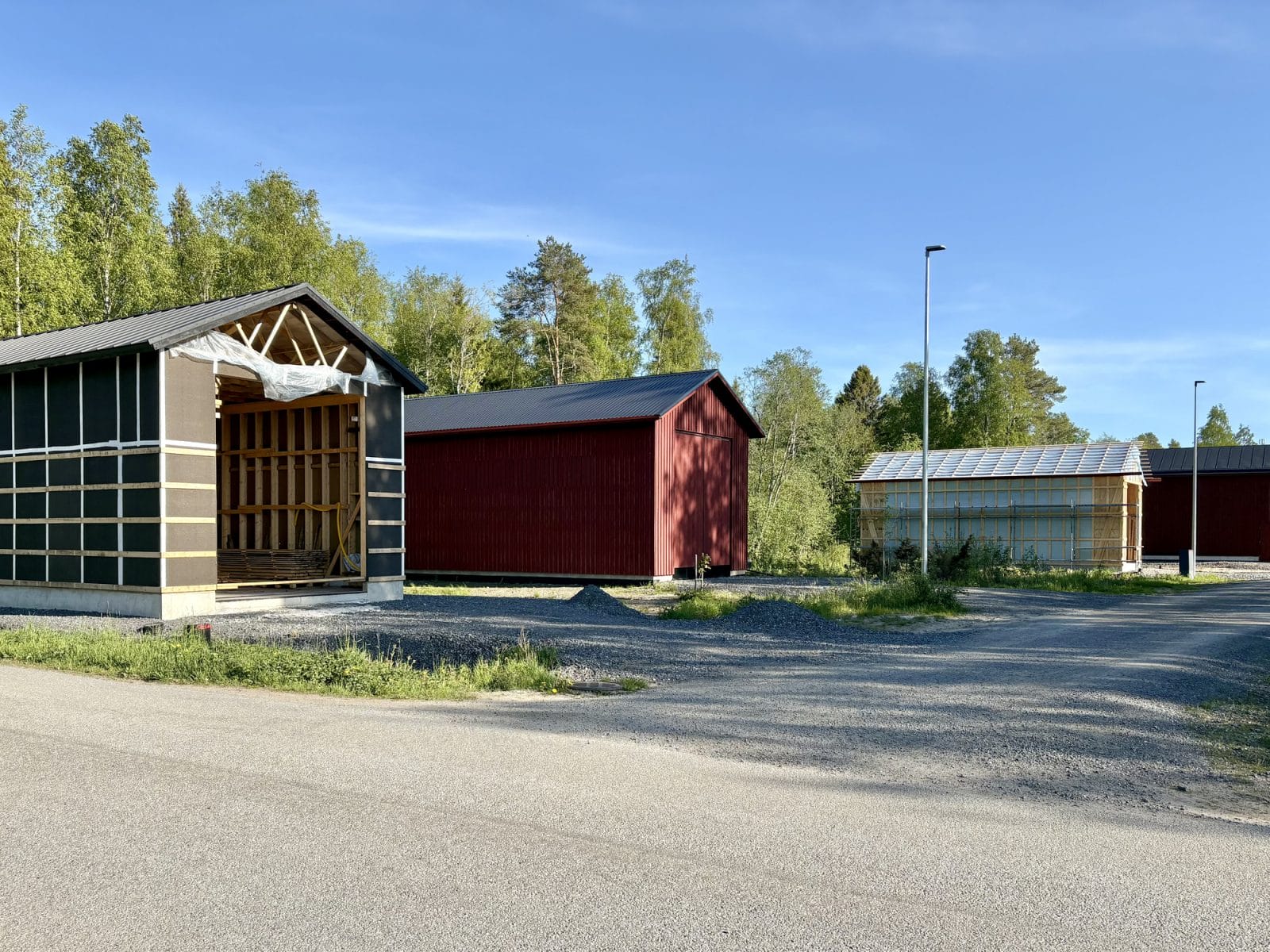 Uusia venevajoja rakenteilla Halkokarin rantaan.