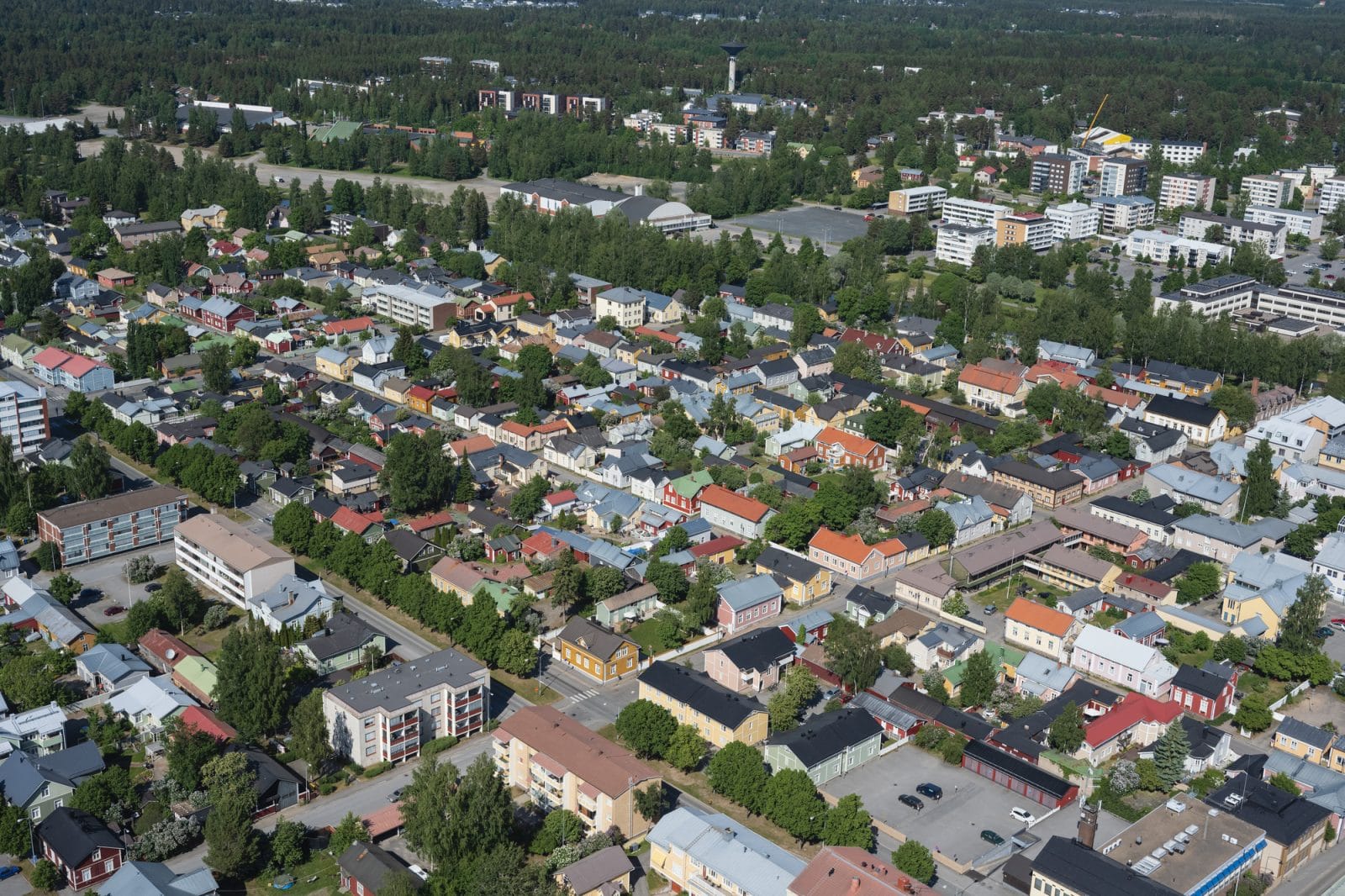 Ilmakuva kesäisestä Neristanista värikkäine taloineen ja vihreine puineen.