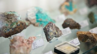 Mineral specimens in a showcase in Viljo Nissinen´s Mineral Collection.