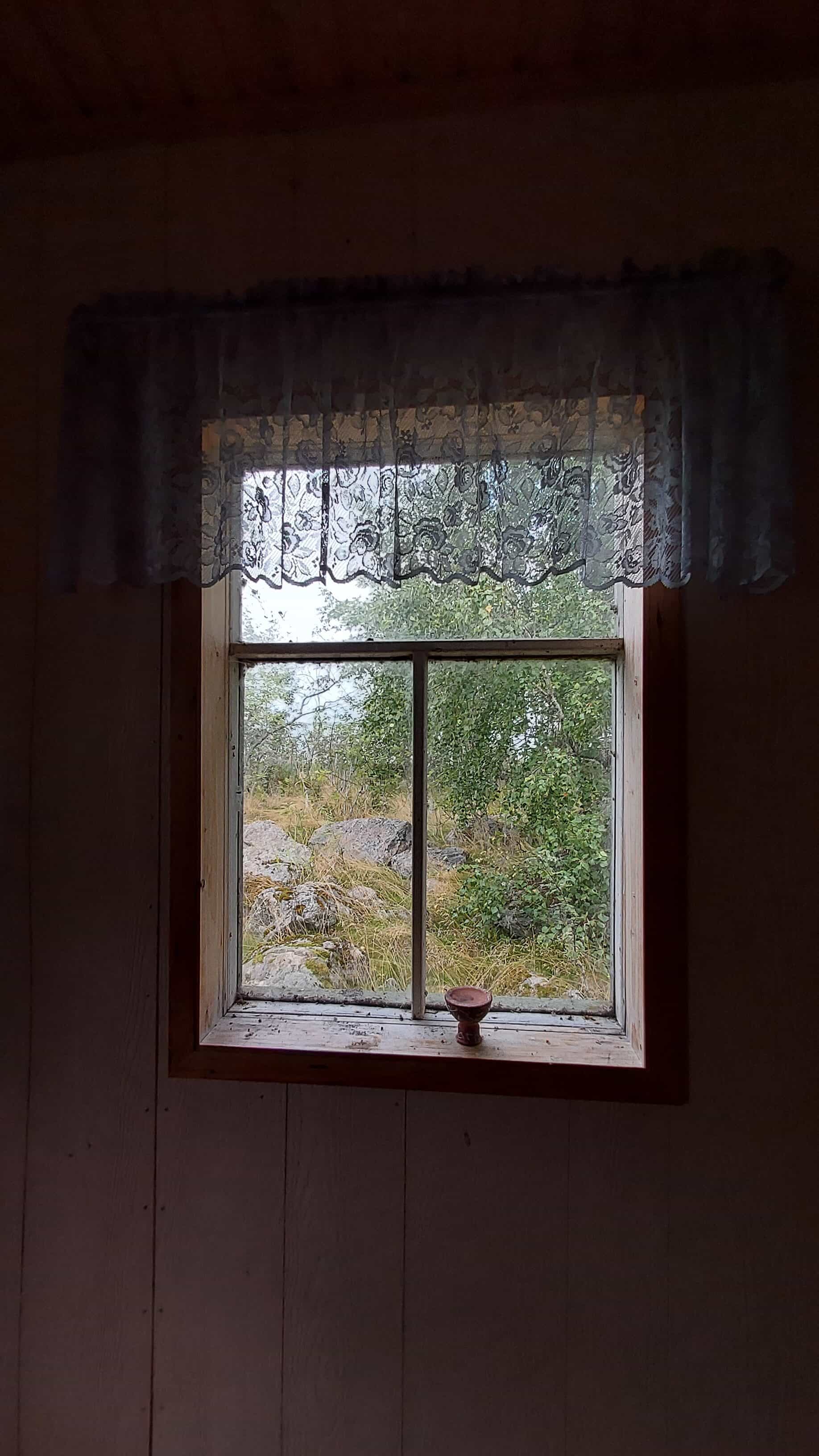 Näkymä Remmargrundetin autiotuvan ikkunasta.