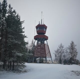 Puolustusvoimien punainen teräksinen torni.