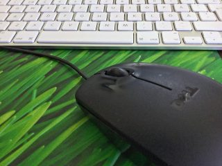 Tietokoneen näppäimistö ja hiiri