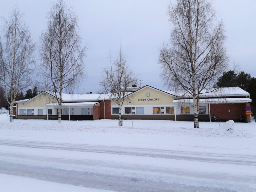 Lohtajan Kirkonkylän koulu talvella 2021.